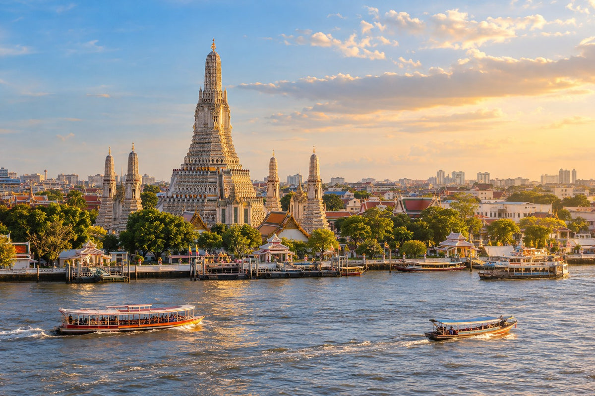 Wat Arun nad rzeką Chao Phraya w ciepłym popołudniowym świetle, z łodziami na wodzie