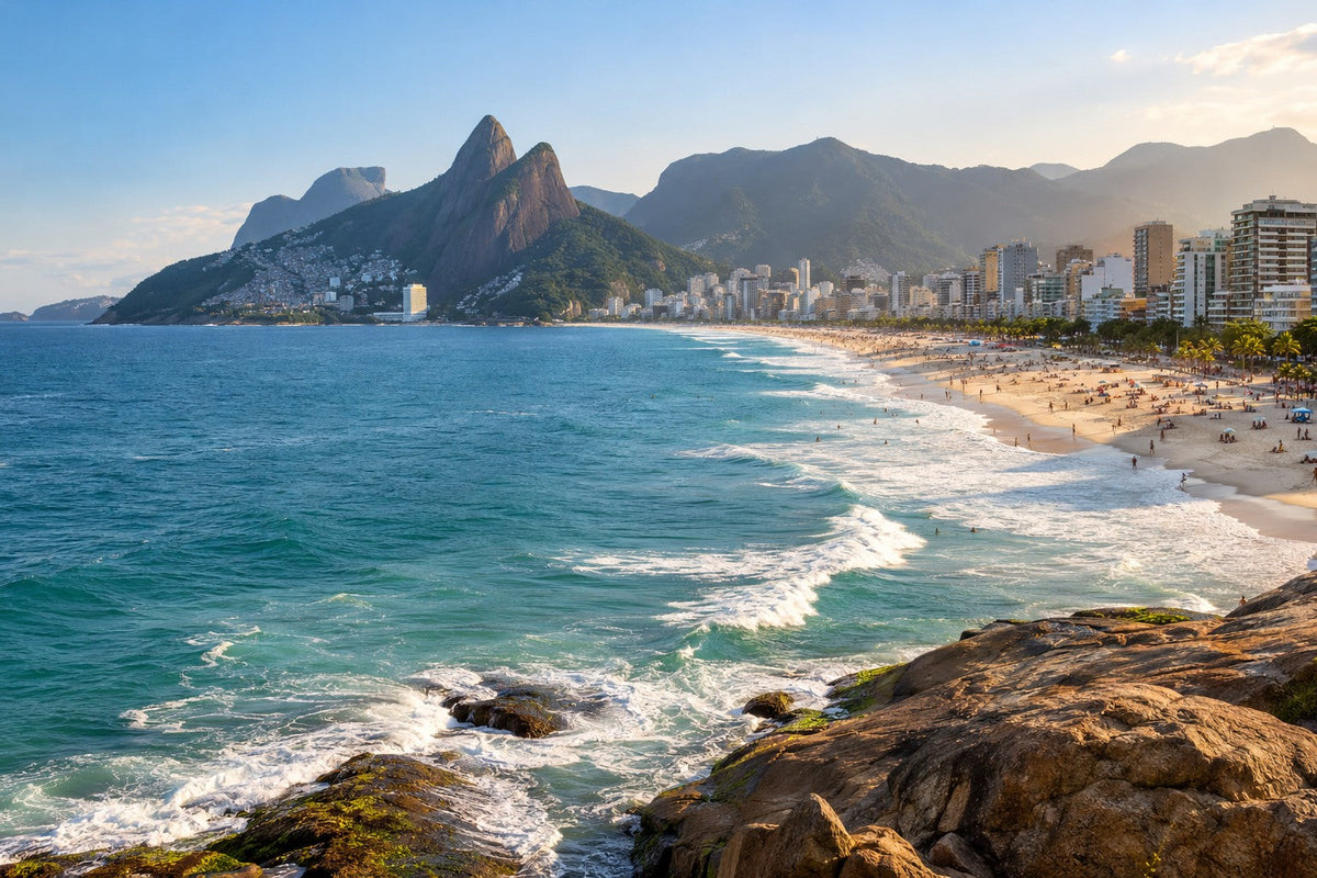 Plaża Ipanema widziana z Arpoador, z błękitnym Atlantykiem i górami Dois Irmãos
