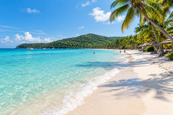Weißer Sand, Palmen und türkisfarbenes Wasser am Bai-Sao-Strand auf Phu Quoc in Vietnam