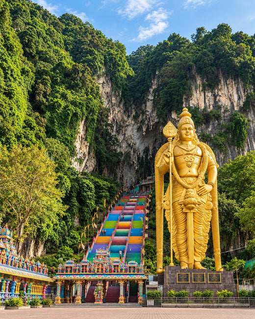 Kuala Lumpur: Murugan statue and colorful Batu Caves steps