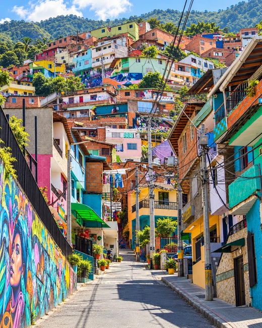 Medellín: Comuna 13 hillside houses and colorful street murals