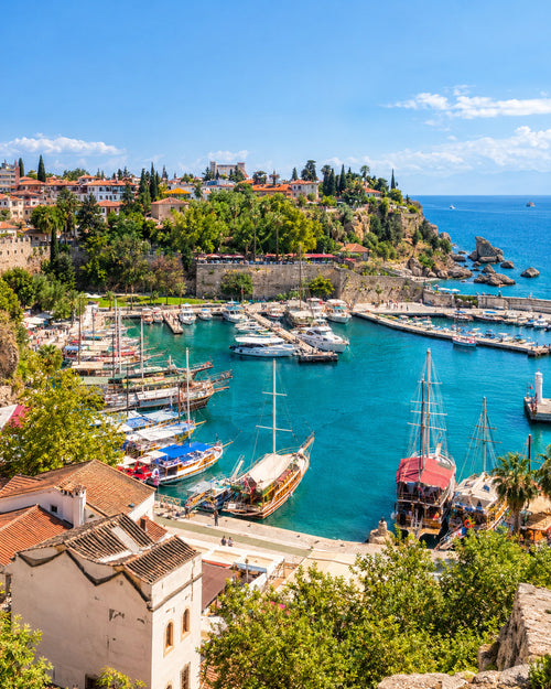 Antalya: Alter Hafen von Antalya unter den Ziegeldächern von Kaleiçi am türkisfarbenen Mittelmeer