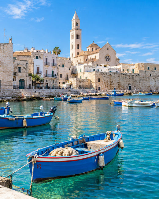 Bari: helle Steinhäuser der Altstadt am Fischerhafen von Bari mit bunten Booten und blauem Meer