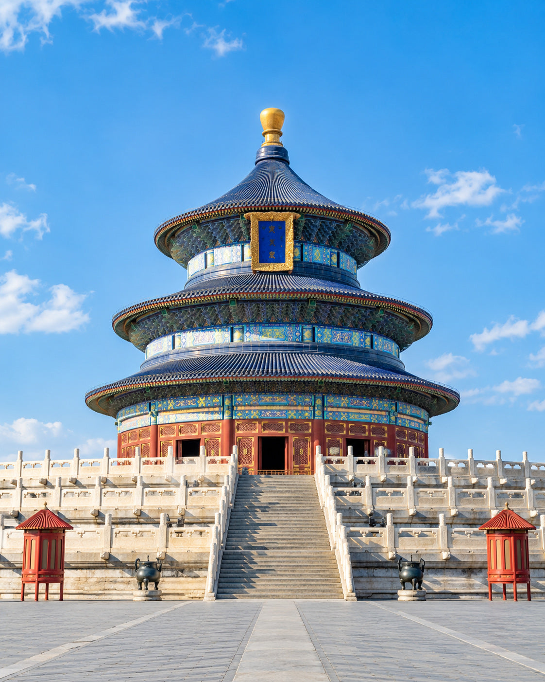 Peking: blau gedeckte Halle des Erntegebets im Himmelstempel mit Marmorterrassen und blauem Himmel