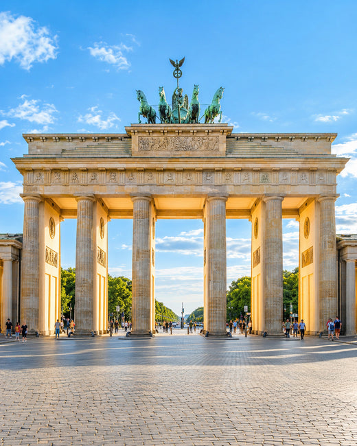 Berlin: Brandenburger Tor und Pariser Platz im klaren Morgensonnenschein mit sichtbaren Sandsteindetails