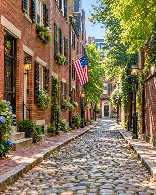 Boston: Kopfsteinpflaster der Acorn Street in Beacon Hill mit Backsteinhäusern und Blumenkästen