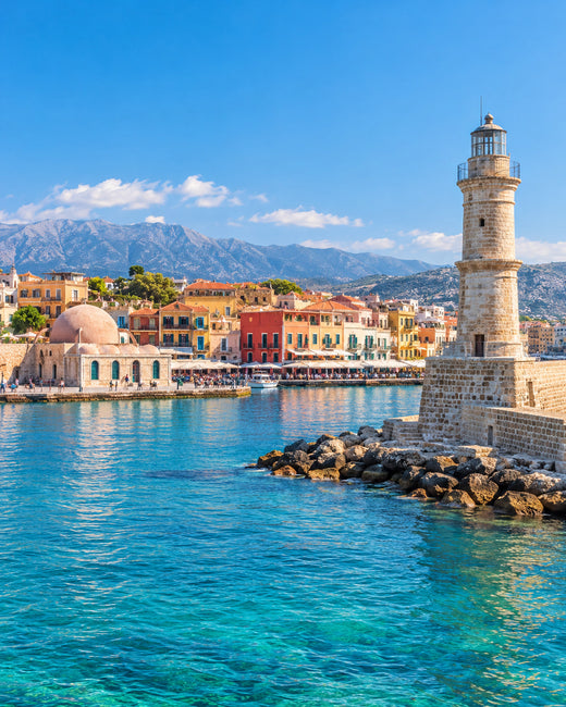 Chania: bunte Hafenfassaden von Chania mit ägyptischem Leuchtturm und türkisfarbenem Meer