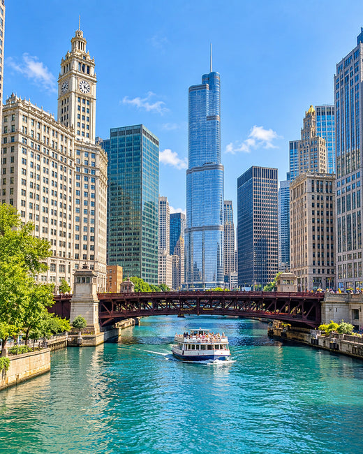 Chicago: Chicago River mit bekannten Brücken, sonnigen Hochhäusern und blaugrünem Wasser