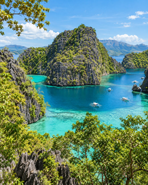 Coron: türkisfarbene Bucht mit Kalksteininseln und Auslegerbooten vom Kayangan-Aussichtspunkt aus