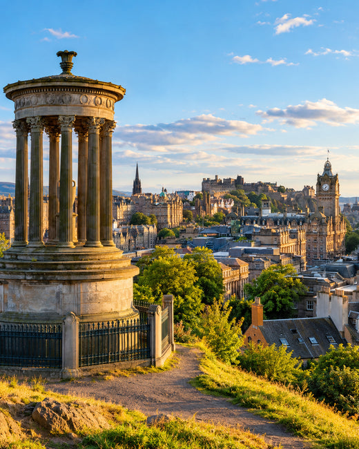 Edinburgh: Skyline von Edinburgh vom Calton Hill mit Dugald-Stewart-Denkmal, Burg und sonnigen Steinfassaden