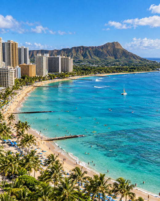 Honolulu: türkisfarbenes Wasser und Strand von Waikiki mit Honolulus Skyline und Diamond Head