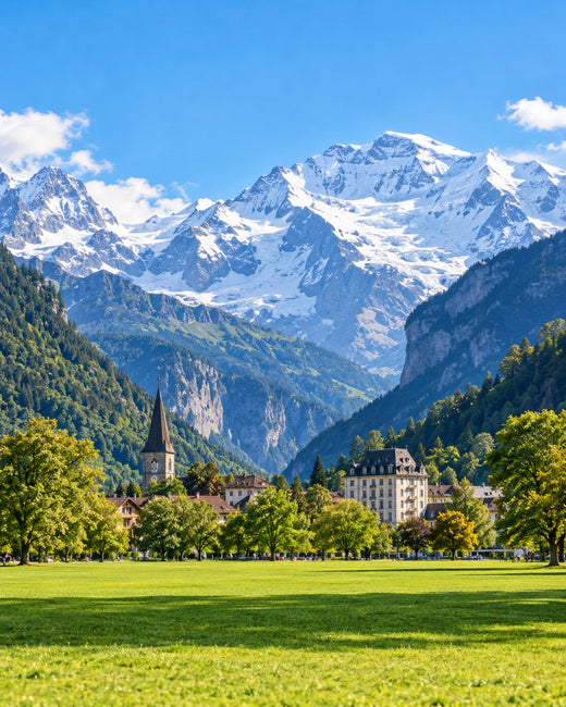 Interlaken: grüne Höhematte und Interlaken unter den schneebedeckten Gipfeln des Jungfraumassivs