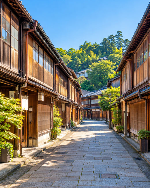 Kanazawa: Steingasse in Higashi Chaya mit hölzernen Teehäusern und Gitterfassaden im Morgenlicht