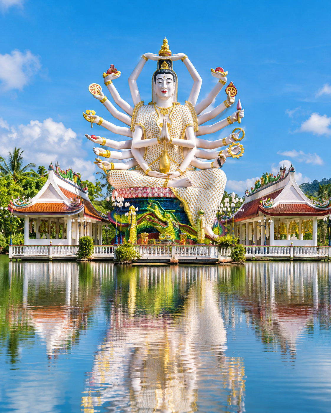 Koh Samui: estatua blanca de Guanyin en Wat Plai Laem, plataforma decorada y reflejos en el lago