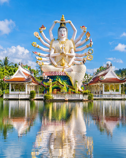 Koh Samui: weiße Guanyin-Statue im Wat Plai Laem mit verzierter Tempelplattform und spiegelndem See
