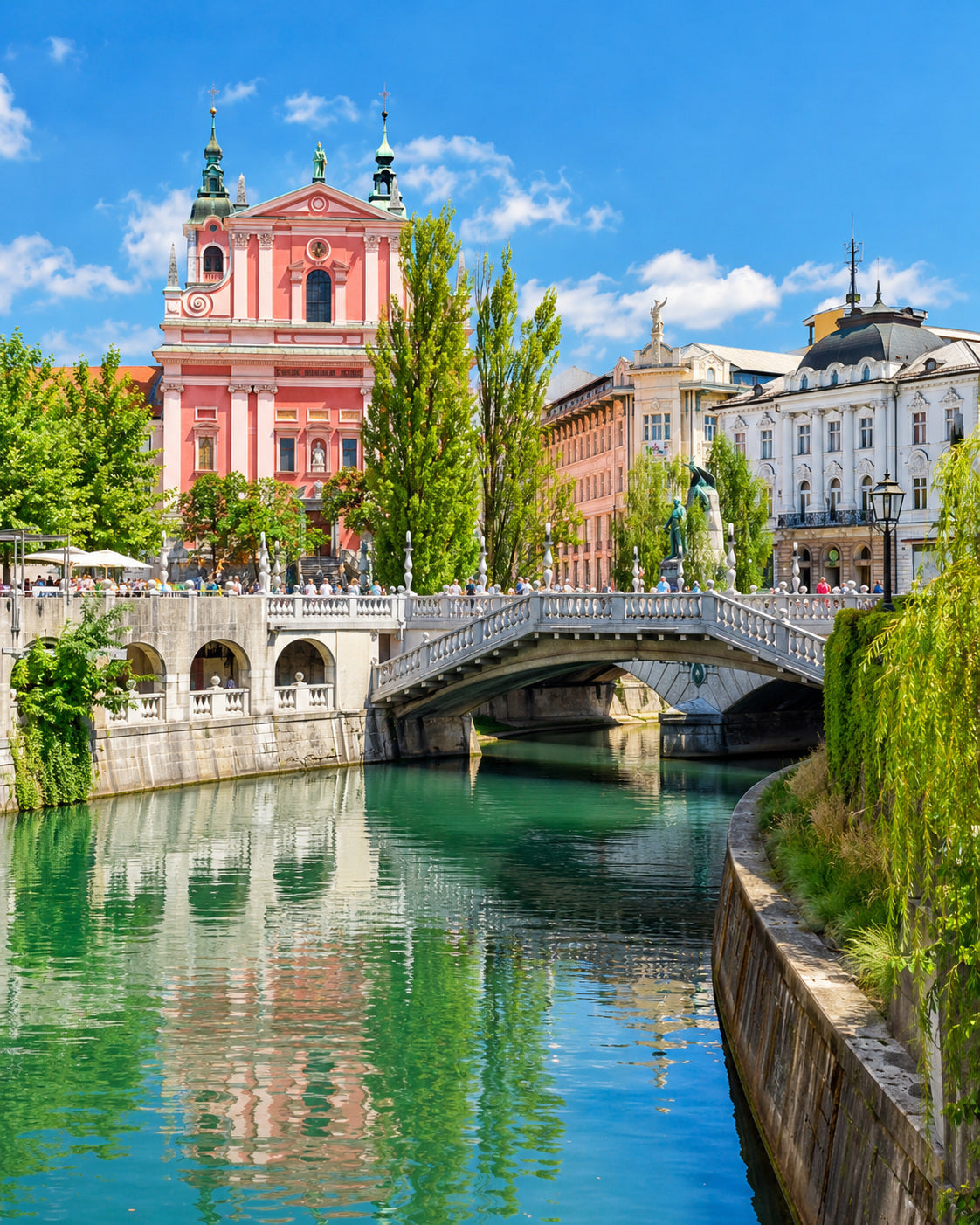 Liubliana: Triple Puente e iglesia franciscana rosa junto al río verde y fachadas de colores de Liubliana