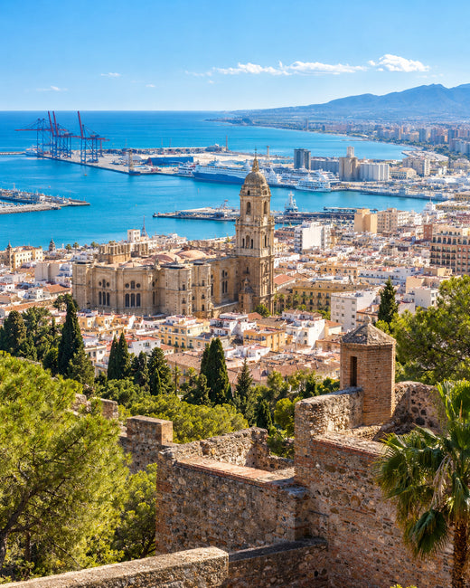 Málaga: Kathedrale und Altstadtdächer von Málaga vom Gibralfaro aus mit Hafen und blauem Mittelmeer