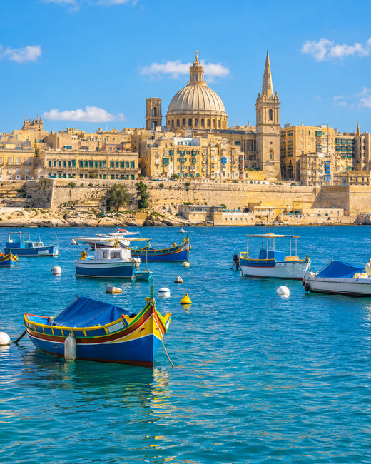 Malta: Skyline von Valletta mit Kuppel und Kalksteingebäuden über blauem Hafenwasser