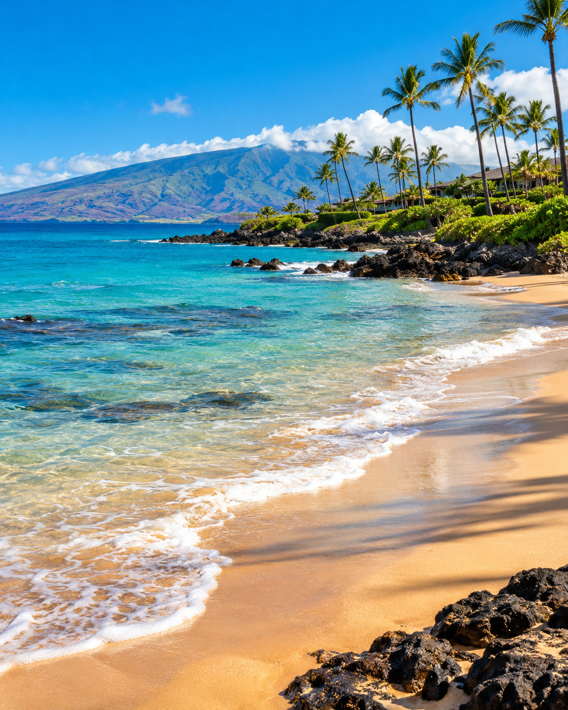 Maui: goldener Strand von Wailea mit türkisfarbenem Wasser, Palmen und grünen Hängen