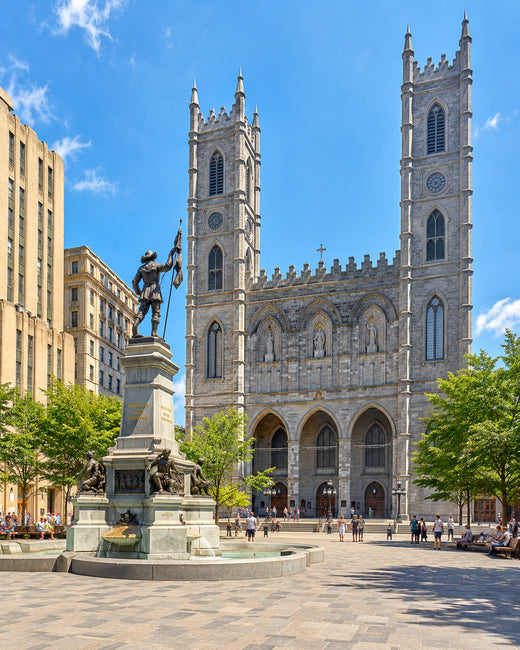 Montreal: Place d'Armes und blaugraue Steintürme der Basilika Notre-Dame in Alt-Montreal