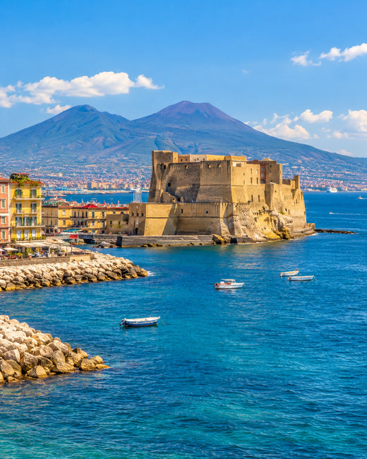 Neapel: Golf von Neapel mit Castel dell'Ovo, farbenfroher Uferpromenade und Vesuv in der Ferne
