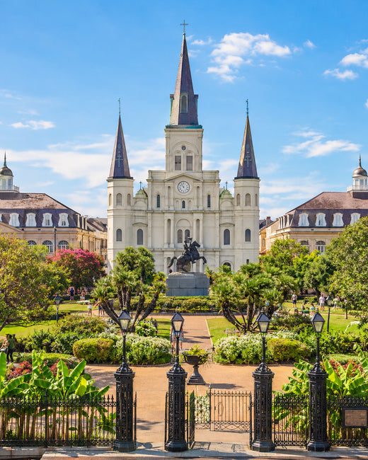 New Orleans: Jackson Square und St.-Louis-Kathedrale mit Eisenbalkonen und grünen Gärten in New Orleans