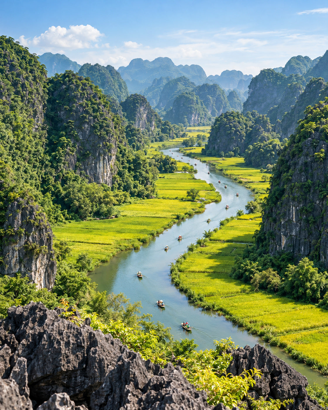 Ninh Binh: dolina Tam Coc widziana z Hang Mua, zielone pola ryżowe, wapienne góry i łodzie wiosłowe