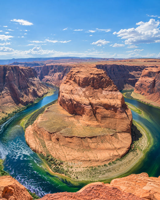 Page: Horseshoe Bend bei Page mit smaragdgrünem Colorado River zwischen roten Sandsteinfelsen