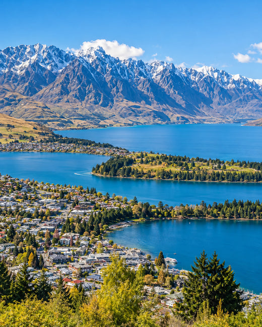 Queenstown: Queenstown am blauen Lake Wakatipu mit den Remarkables im hellen alpinen Sonnenschein