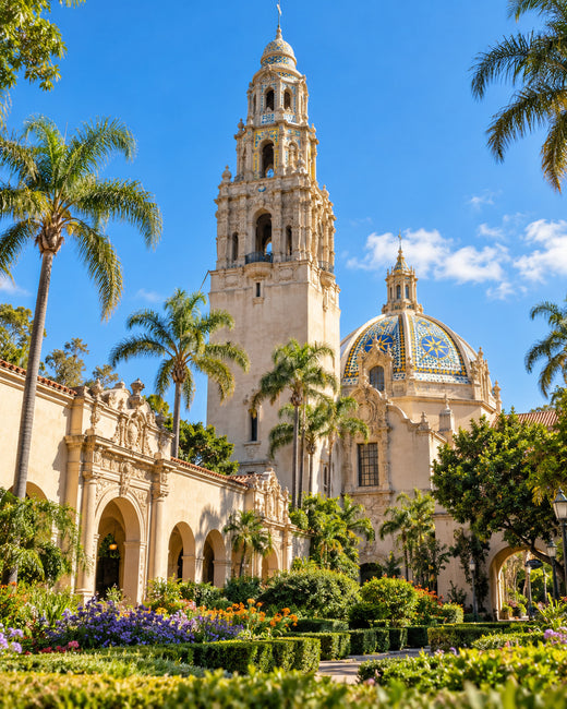 San Diego: California Tower und spanische Kolonialarchitektur im Balboa Park mit Palmen und Gärten