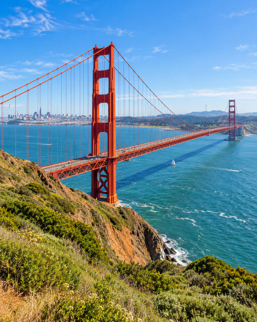 San Francisco: Golden Gate Bridge von den Marin Headlands mit blauer Bucht und grünen Küstenhängen