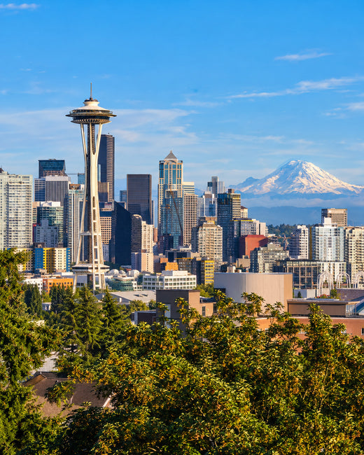 Seattle: Skyline von Seattle vom Kerry Park mit Space Needle und Mount Rainier in der Ferne