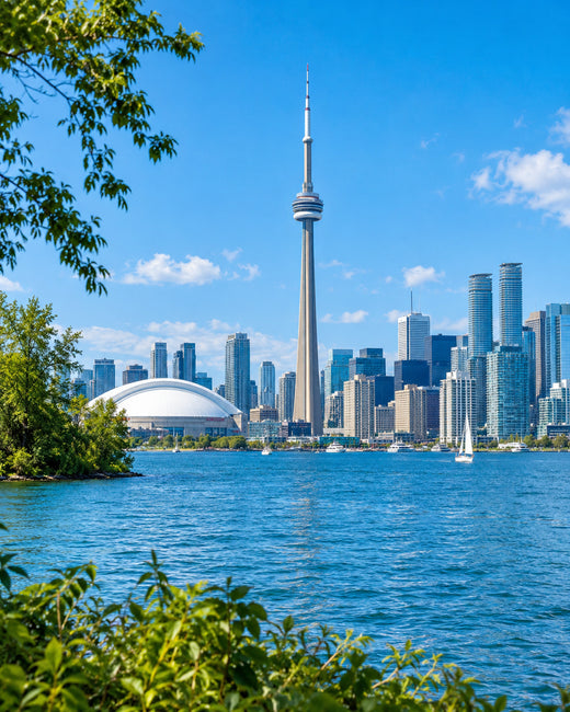 Toronto: Skyline von Toronto mit CN Tower von den Inseln aus über blauem Wasser und grünen Ufern
