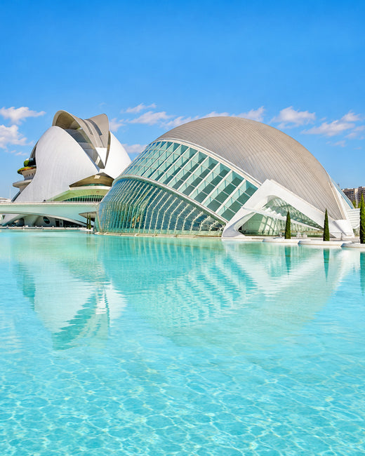 Valencia: weiße Architektur der Stadt der Künste und Wissenschaften mit Spiegelungen in türkisfarbenen Becken