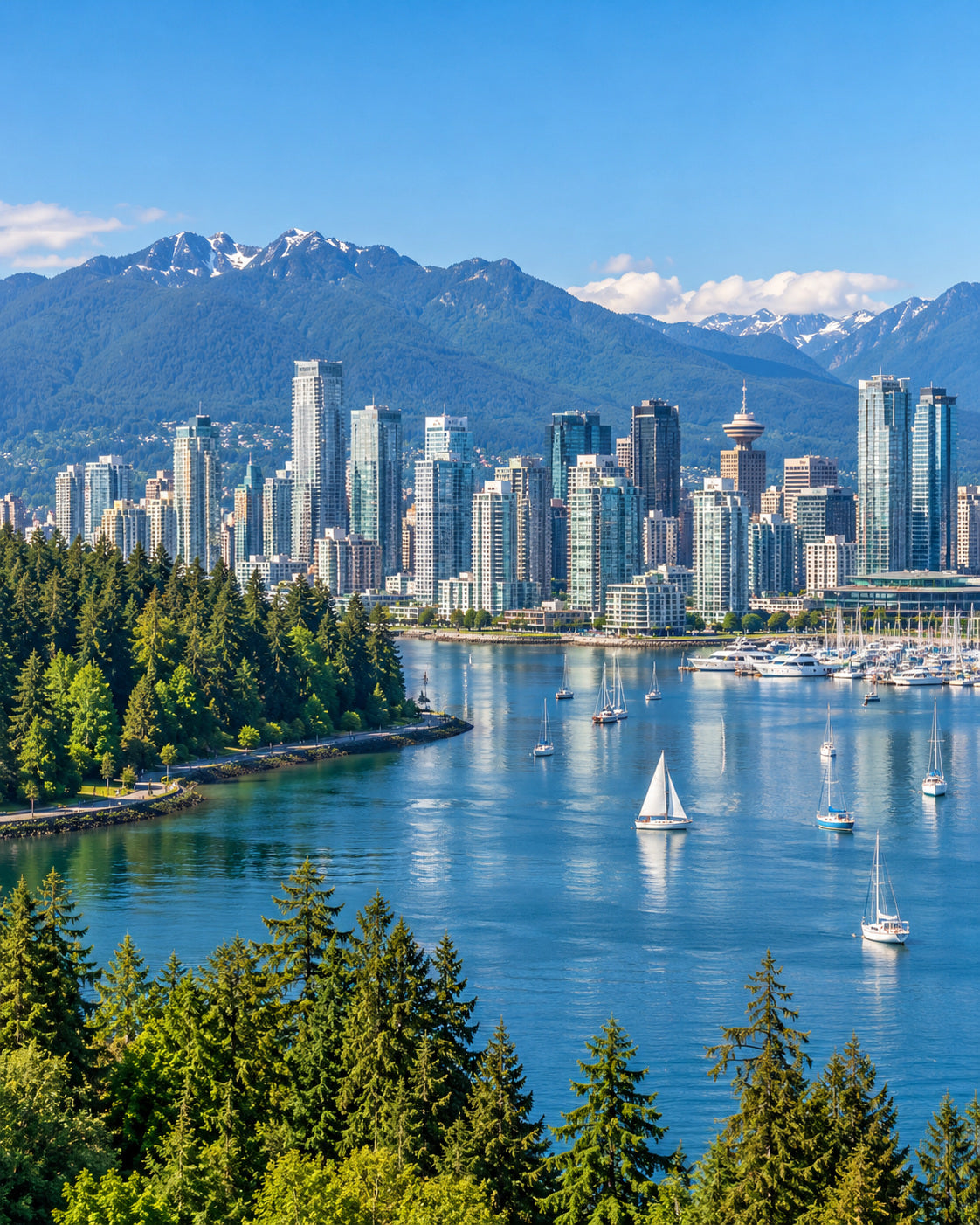 Vancouver: panorama Vancouver nad Coal Harbour, zieleń Stanley Park, żaglówki i góry North Shore