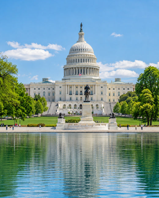 Washington, D.C.: weiße Kuppel des US-Kapitols hinter dem Wasserbecken mit grünen Rasenflächen im Frühlingslicht