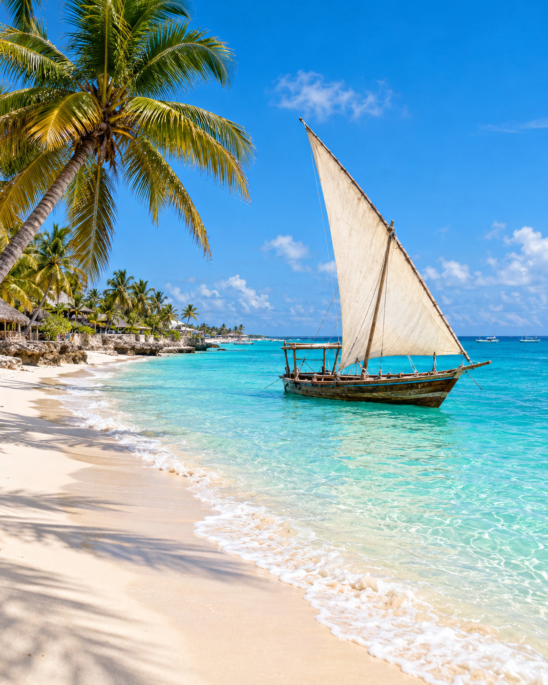 Zanzíbar: playa blanca de Nungwi, océano turquesa, palmeras y un dhow tradicional bajo el sol